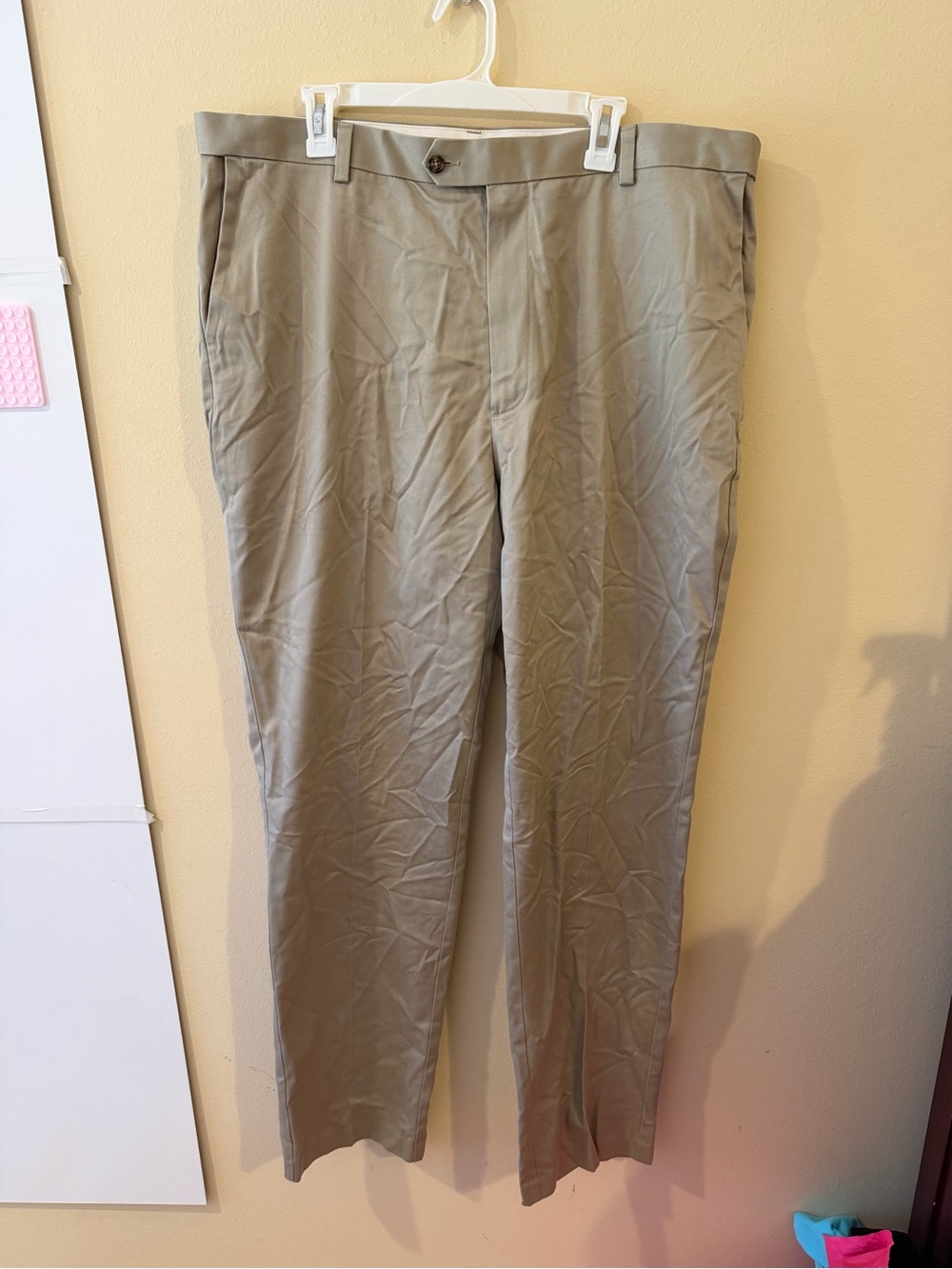 Roundtree & Yorke Men's Light Tan Chino Pants